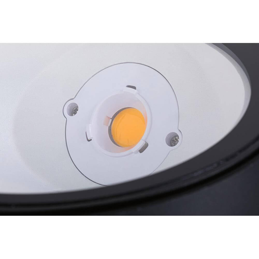 Detailansicht der Plug & Shine LED Wandfluter Ocos Anthrazit IP67 mit warmweißer Lichtquelle.