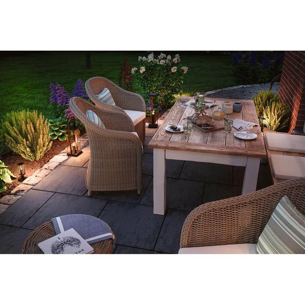 Plug & Shine Classic Laternen Stehleuchte Anthrazit beleuchtet eine gemütliche Terrasse für eine einladende Atmosphäre.