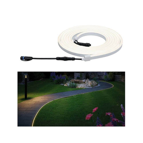 LED Plug & Shine Neon Stripe IP67 3000K 5m på et oplyst havelandskab