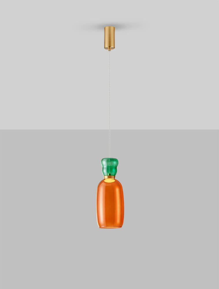 Pluma LED Pendelleuchte Ø 15cm 3000K Mehrfarbig hängend in Orange und Grün über grauem Hintergrund.