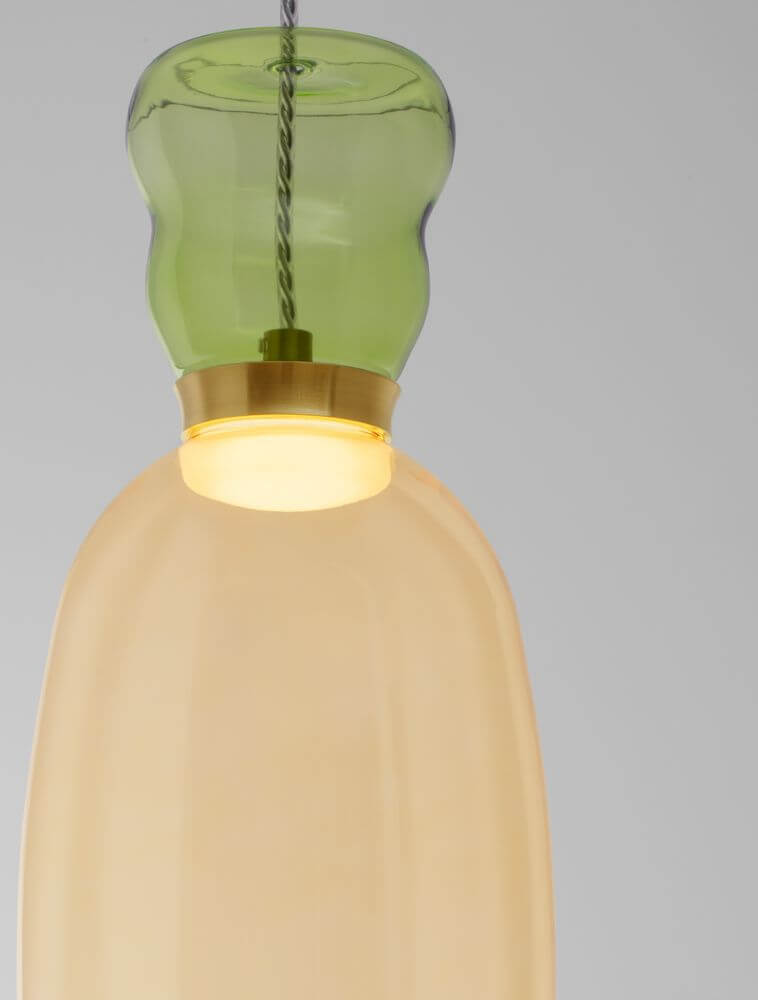 Pluma LED Pendelleuchte Ø 15cm 3000K Mehrfarbig mit farbigem Glasleuchtenschirm und goldenen Details.