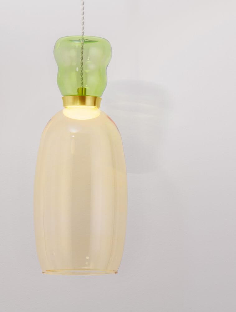 Pluma LED Pendelleuchte Ø 15cm 3000K Mehrfarbig in gold, blau und rauch mit elegantem Design.