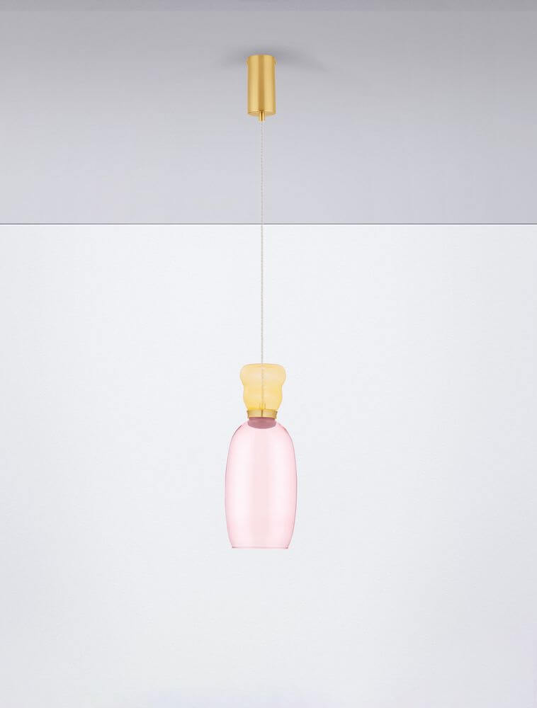 Pluma LED Pendelleuchte Ø 15cm 3000K Mehrfarbig in modernem Design mit zartem pinkem Glasleuchtenschirm.