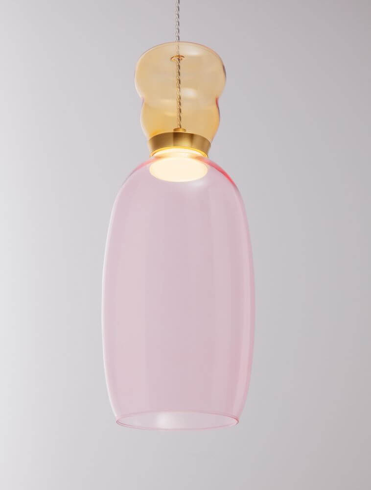 Pluma LED Pendelleuchte Ø 15cm 3000K Mehrfarbig mit pinkem Glasleuchtenschirm und goldenem Finish.