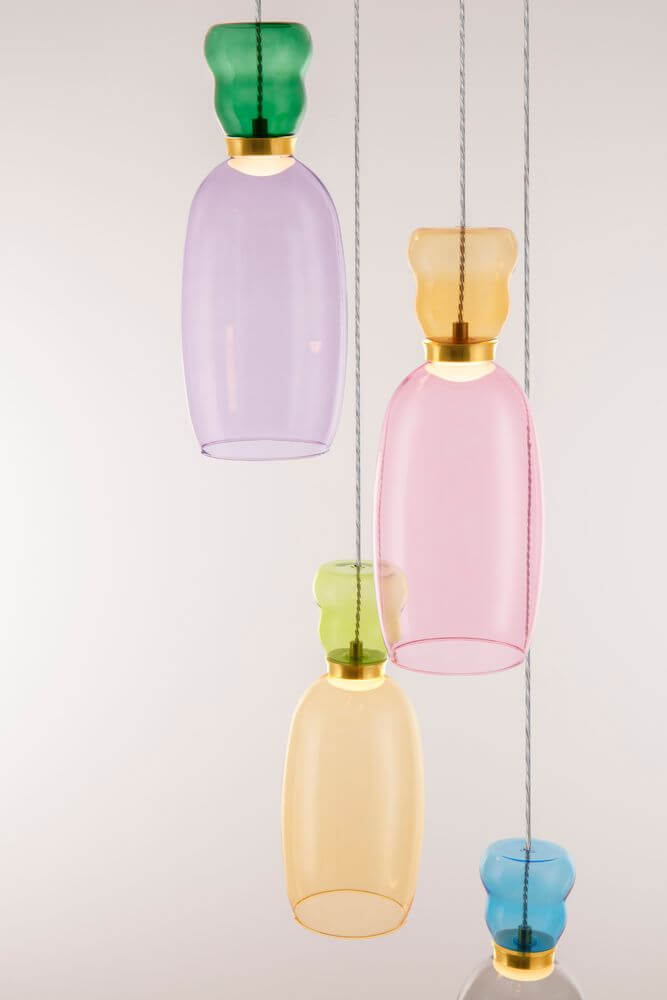 Pluma Pendelleuchte 4-flammig Ø 40cm 3000K Mehrfarbig mit bunten Glas-Elementen in verschiedenen Farben.