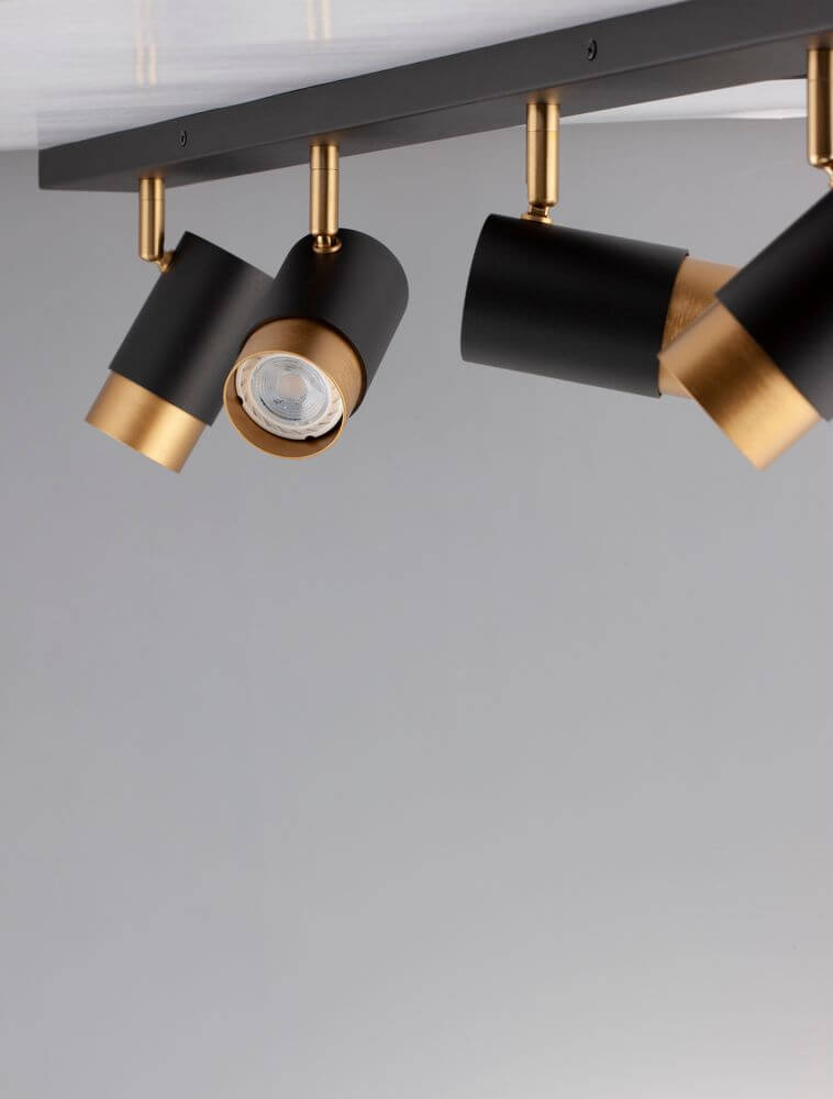 Pogno Deckenleuchte 4-flammig Schwarz, Gold – moderne vierflammige Spotleuchte aus schwarz-goldenem Aluminium, schwenkbare Köpfe für gerichtetes Licht