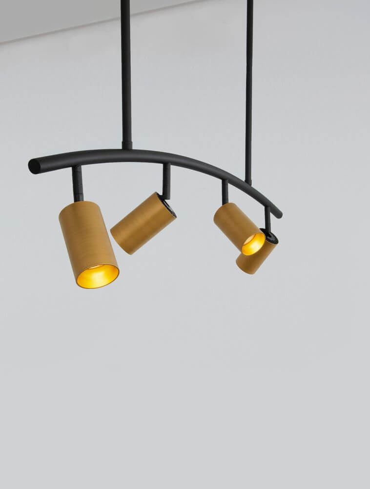 Pogno Pendelleuchte 4-flammig Bogen Schwarz, Gold mit eleganten goldenen Lampenschirmen.