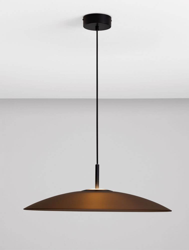 Polifemo LED Pendelleuchte Ø 60cm 3000K in modernem Design mit braunem Lampenschirm und schwarzem Aufhängungssystem.