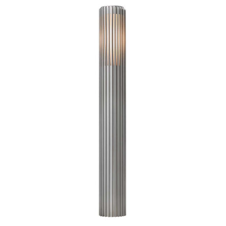 Pollerleuchte Aludra 95 IP54 in elegantem Design mit vertikalen Linien und modernem Stil.
