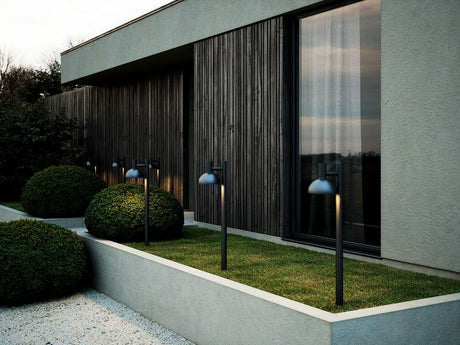 Borne lumineuse Arki 100 IP54 en extérieur, un éclairage de jardin élégant aux lignes minimalistes.