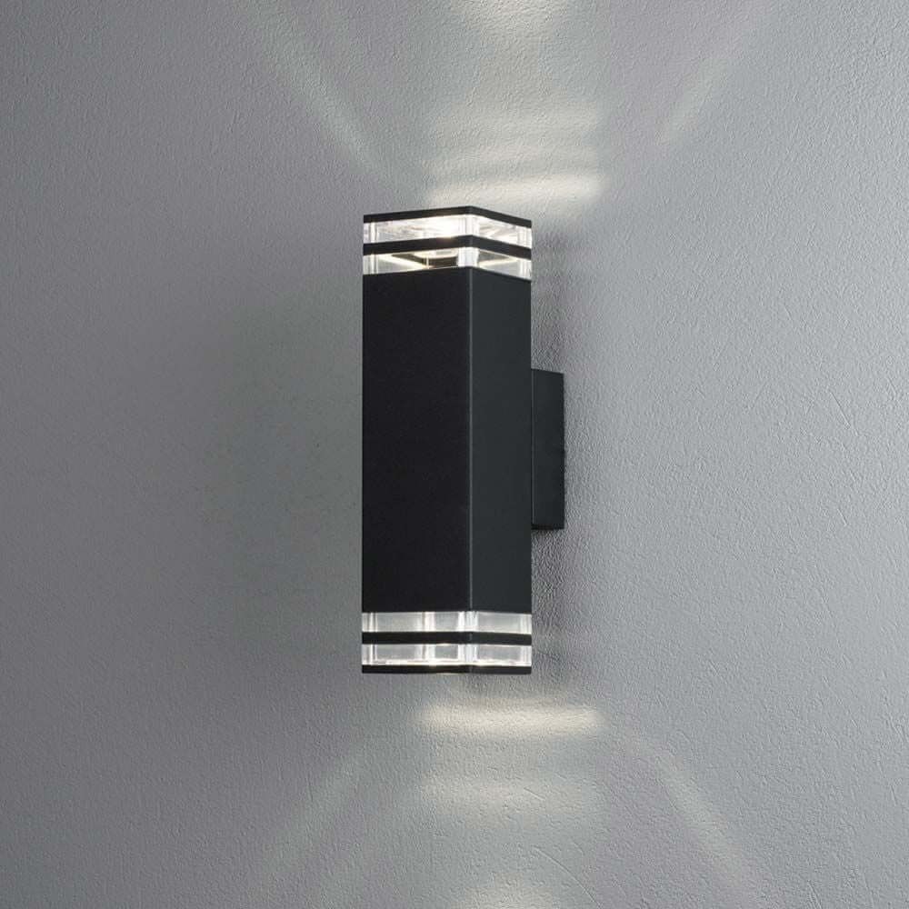 Pollux Wandleuchte 2-flammig in Schwarz an einer Wand mit dezentem Licht.