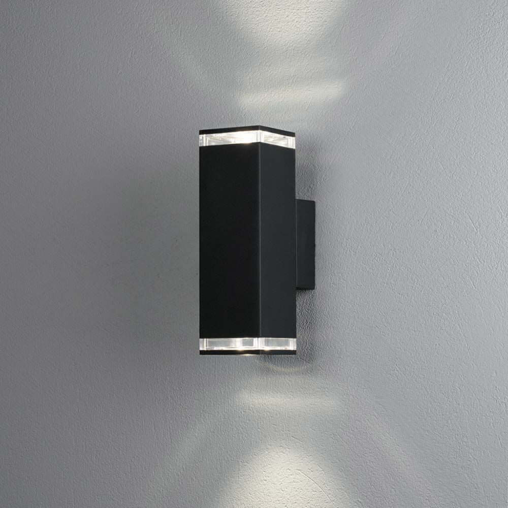 Pollux Wandleuchte 2-flammig in Schwarz an einer Wand montiert.