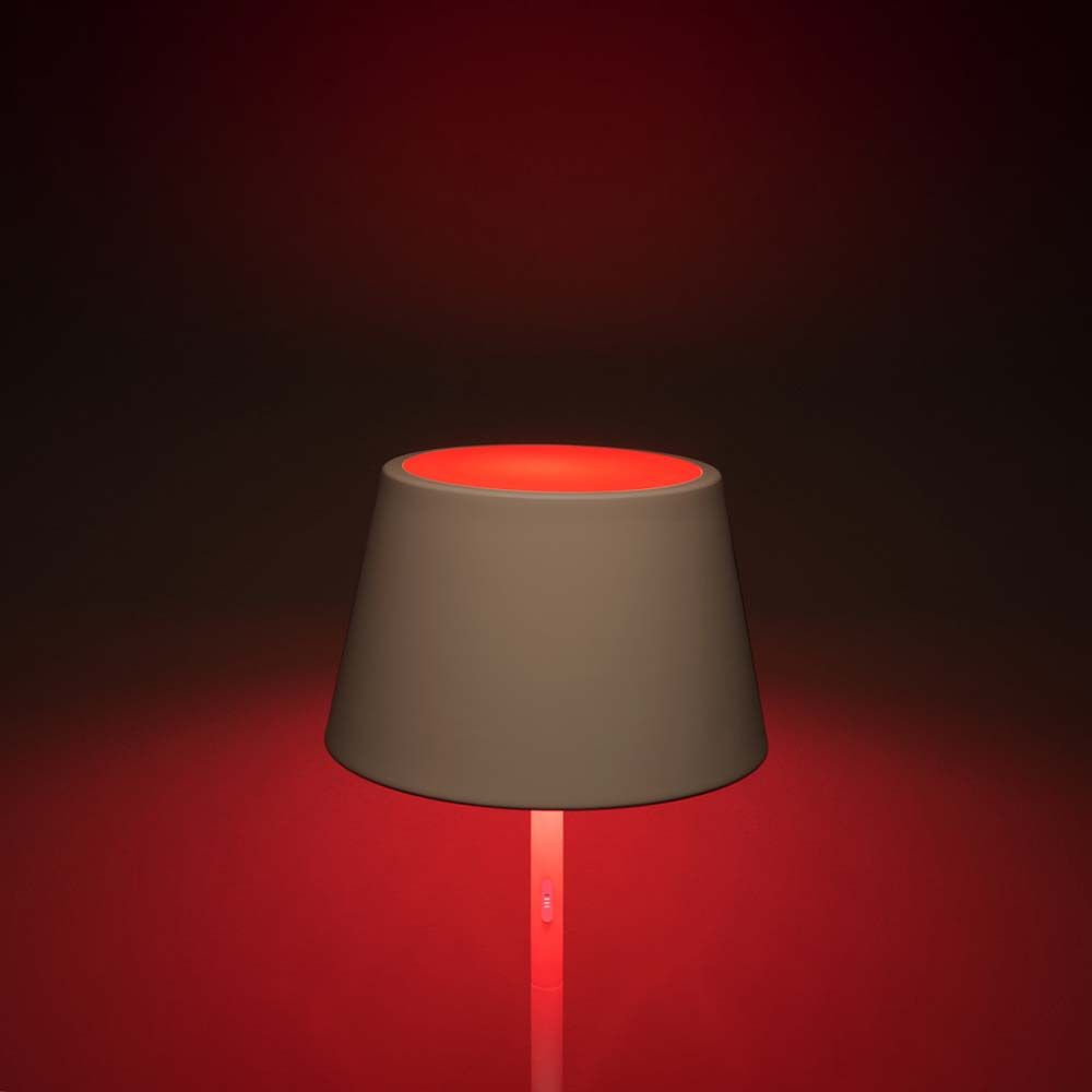 Pomezia LED RGB Außen Stehleuchte IP54 in Rot mit dimmbarer, verstellbarer Höhe und verschiedenen Lichtfarben.