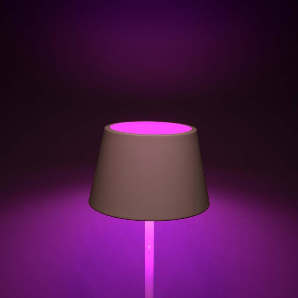 Pomezia LED RGB Außen Stehleuchte IP54 mit dimmbarem RGB-Licht in einem modernen Design.