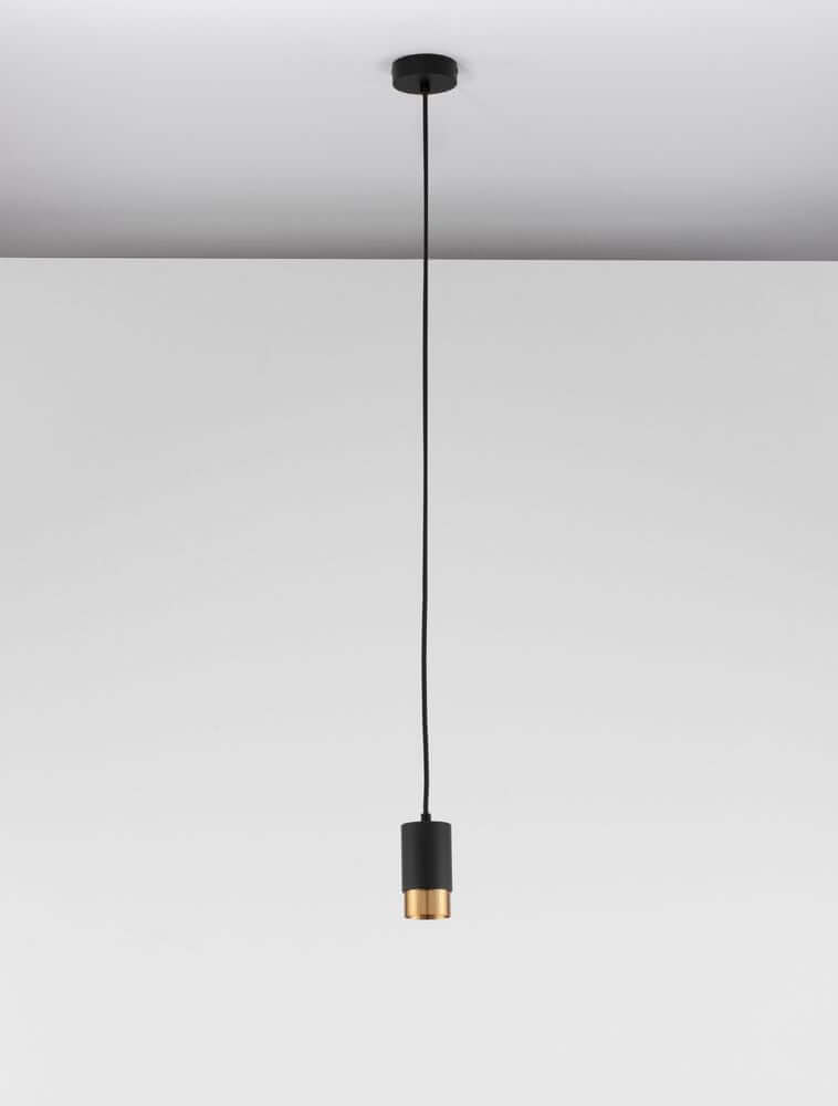 Pongo Pendelleuchte Cover Oben Ø 5,9cm Schwarz, Gold an Decke hängend mit schwarzem Kabel.