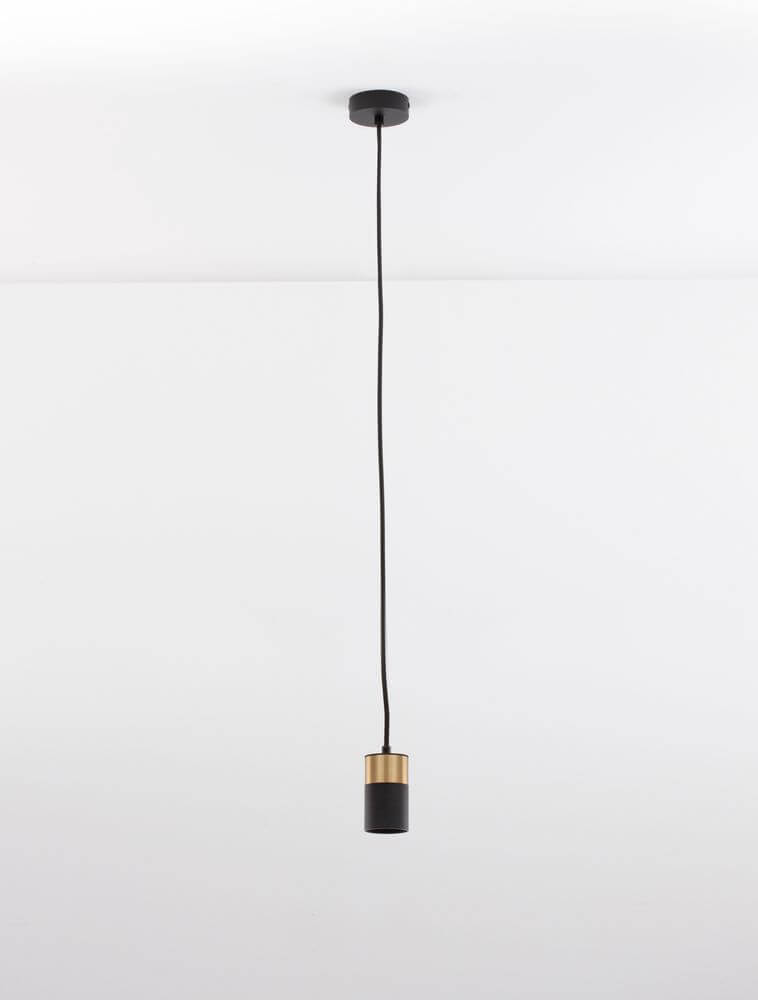 Pongo Pendelleuchte Cover Unten Ø 5,6cm Schwarz, Gold an einer Decke montiert.