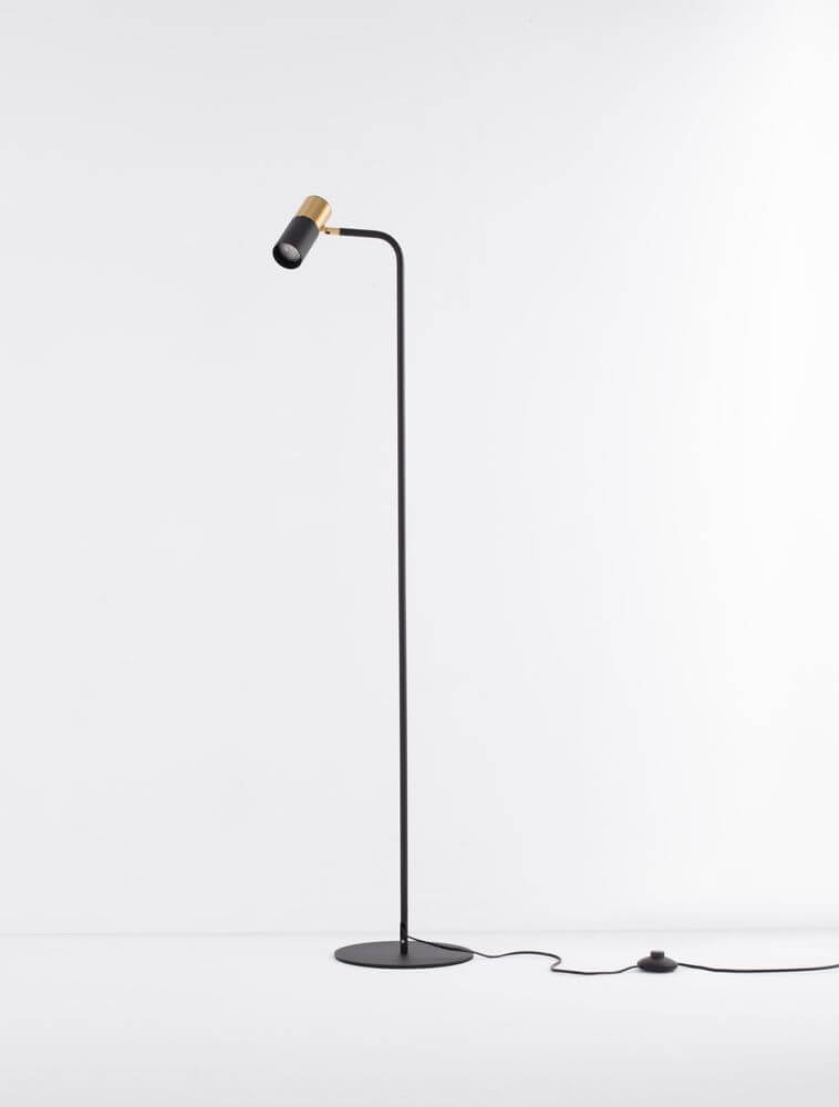 Pongo Stehlampe Schwarz, Gold – elegante Stehleuchte aus schwarzem Metall mit goldfarbener Leuchte.