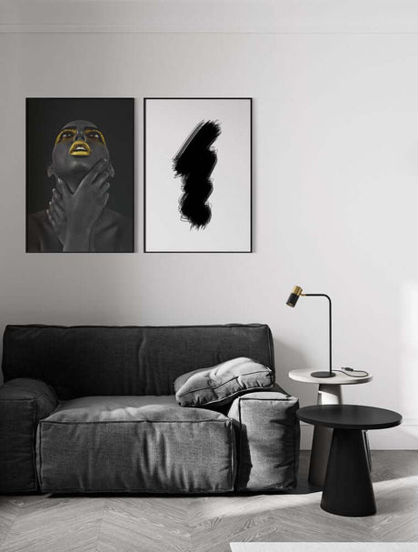 Pongo Tischleuchte Schwarz, Gold auf Beistelltisch in modernem Wohnzimmer mit schwarzem Sofa