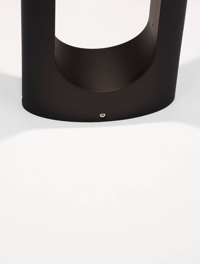 Detailansicht der Portal LED Außensockelleuchte 3000K Schwarz IP54 mit modernem Design.