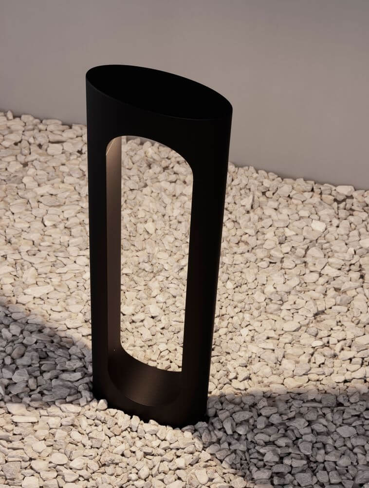 Portal LED Außenwegeleuchte 3000K Schwarz IP54 auf Kiesboden, modernes Design aus Aluminium.