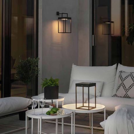 Portofino LED Solcellegulvlampe IP54 i et moderne udendørsområde med et stilfuldt bord og komfortable siddepladser.