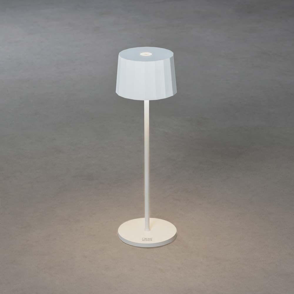 Positano Outdoor LED Akku Tischleuchte in Weiß mit dimmbarem Licht und modernem Design auf grauem Hintergrund.