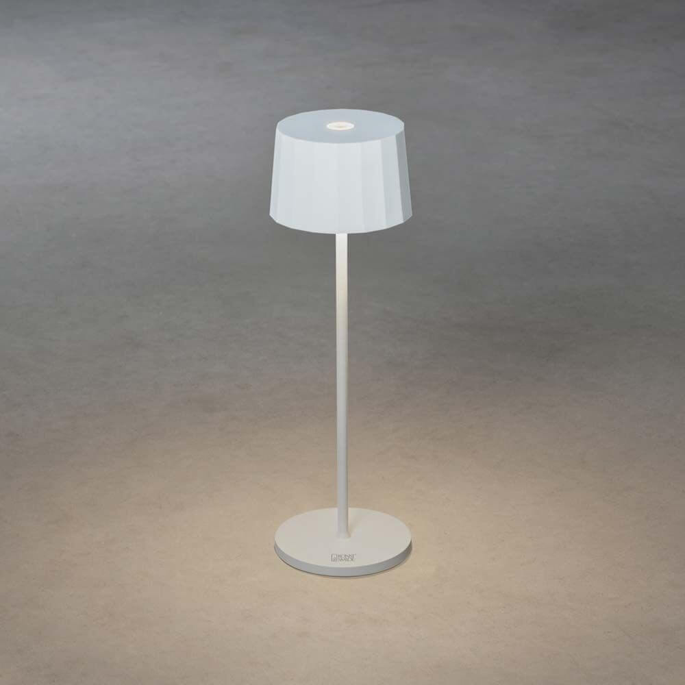 Positano Outdoor LED Akku Tischleuchte in elegantem Design auf Boden, dimmbar, ideal für den Außenbereich.