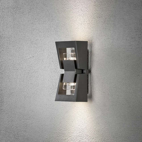 Potenza Außenwandleuchte Anthrazit, klares Acrylglas an einer Wand installiert, modernes Design mit klaren Lichtern.
