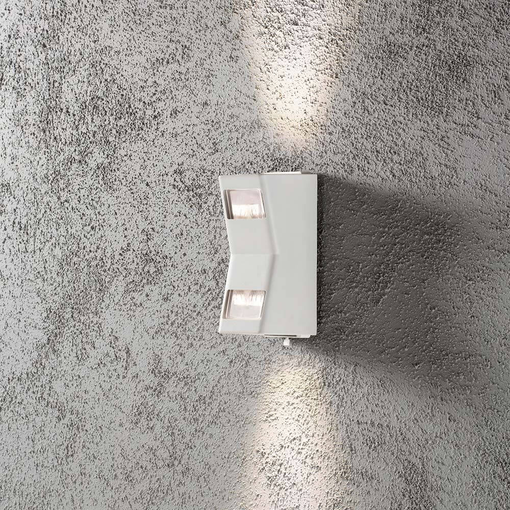 Potenza Außen-Wandleuchte Weiß, klares Acrylglas an einer strukturierten Wand installiert.