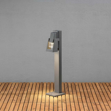 Lampada da terra Potenza grigio antracite, acrilico trasparente su terrazza in legno, elegante e moderna.