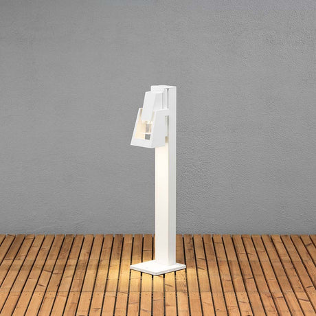 Potenza lampada da giardino bianca, vetro acrilico trasparente su terrazza in legno davanti a una parete grigia.
