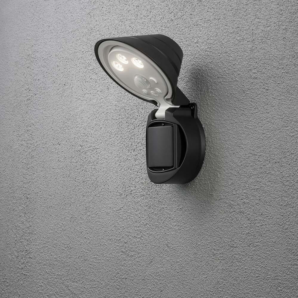 Prato Batterie LED Wandstrahler mit Sensor schwenkbar Schwarz an grauer Wand montiert