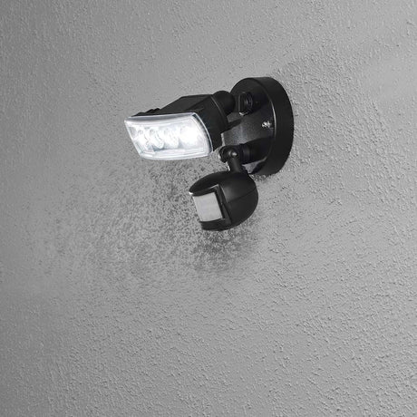 Prato LED projecteur extérieur avec détecteur de mouvement noir monté sur un mur.