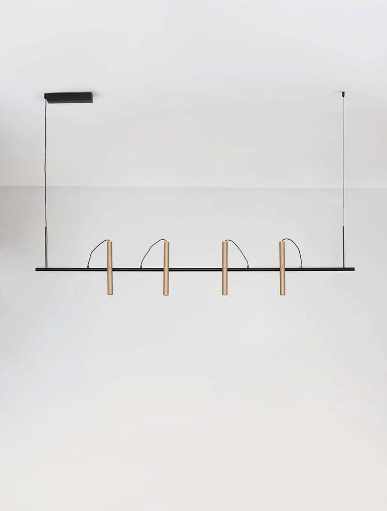 Prato Pendelleuchte 3000K Schwarz, Braun über minimalistischem Hintergrund mit vier hängenden Leuchten.