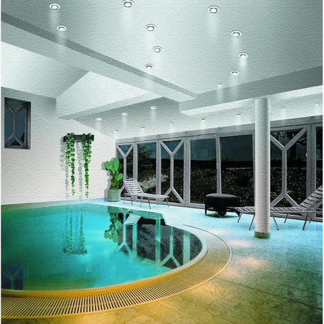 Premium EBL max. 50W GU10 Weiß in einem eleganten Innenraum mit Schwimmbad und stilvollem Lichtdesign.