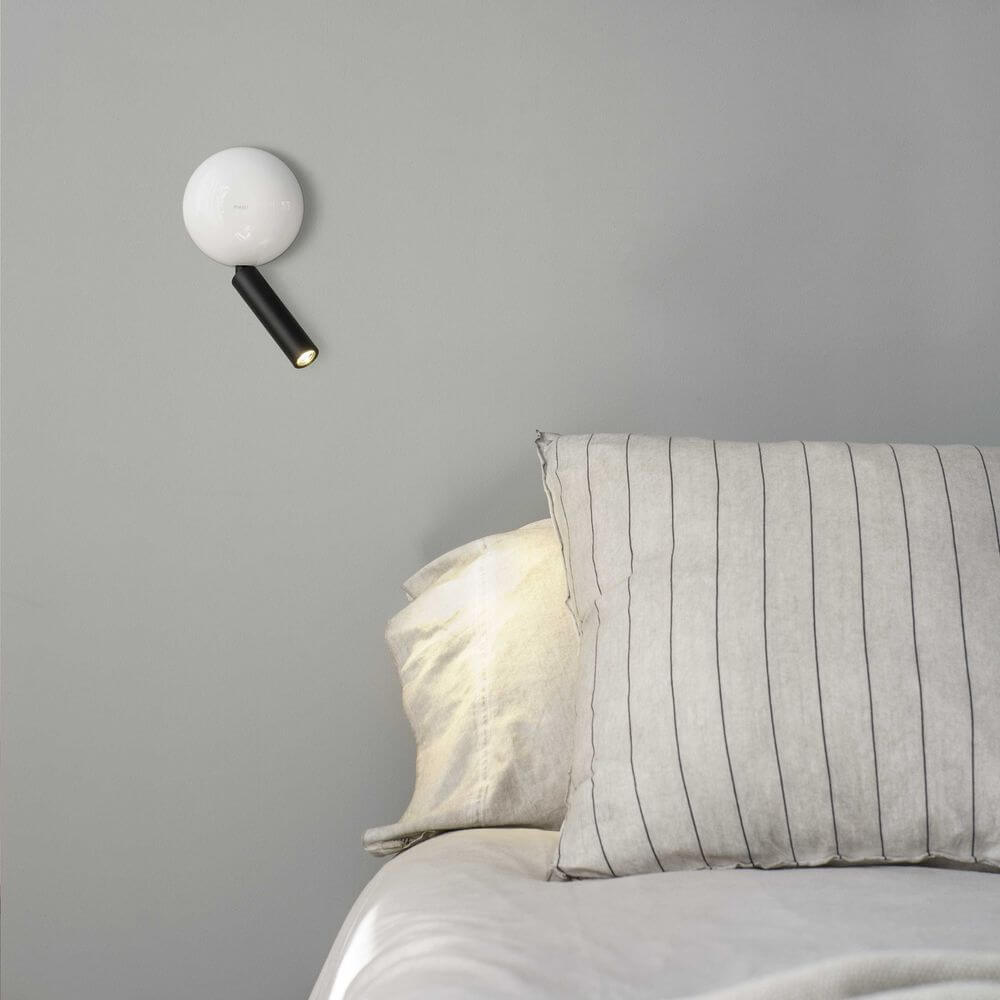 Press LED Wand-Leselampe an der Wand über dem Bett mit Kopfkissen.
