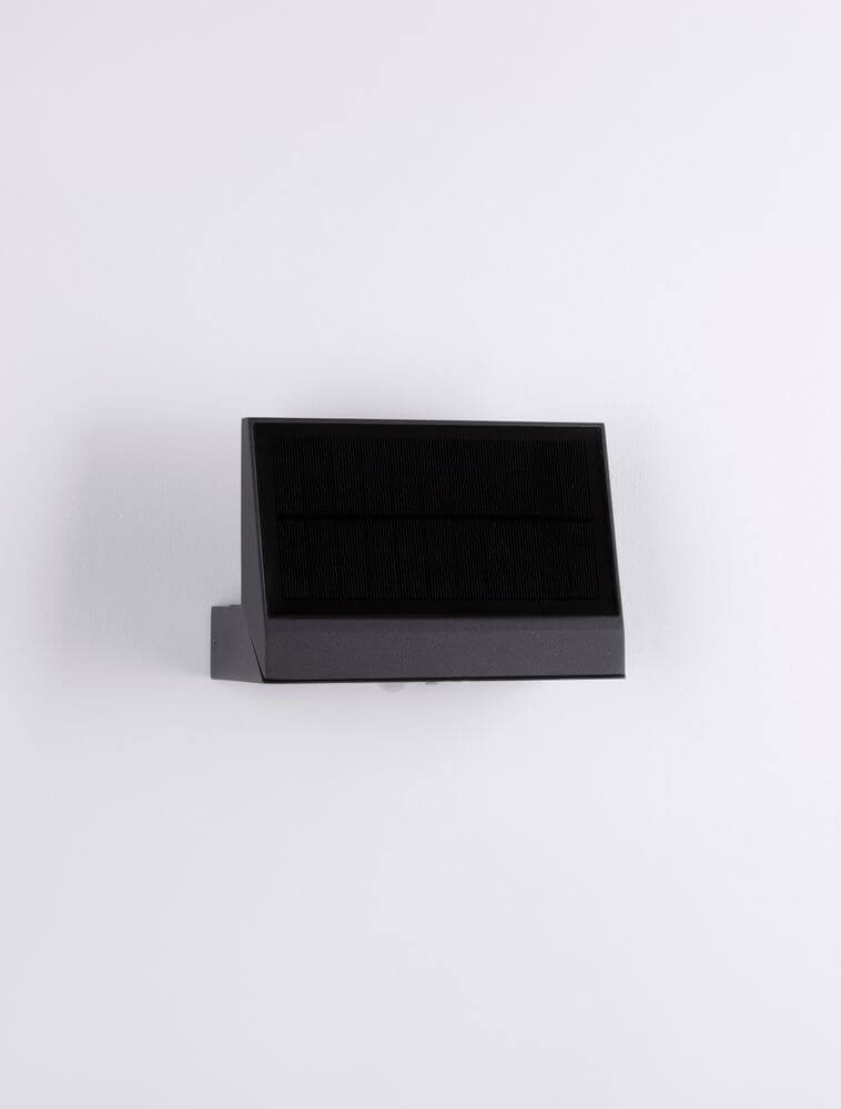 Prim LED Außenwandleuchte 3000K Anthrazit IP65 an einer Wand montiert