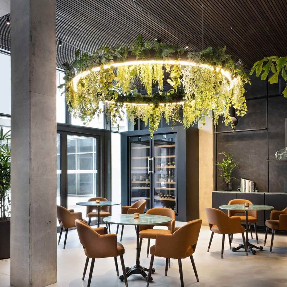 Pro Light LED Ring Pendelleuchte mit integrierter Pflanzenwanne - Sonderbau nach Maß in modernem Restaurant-Interior.