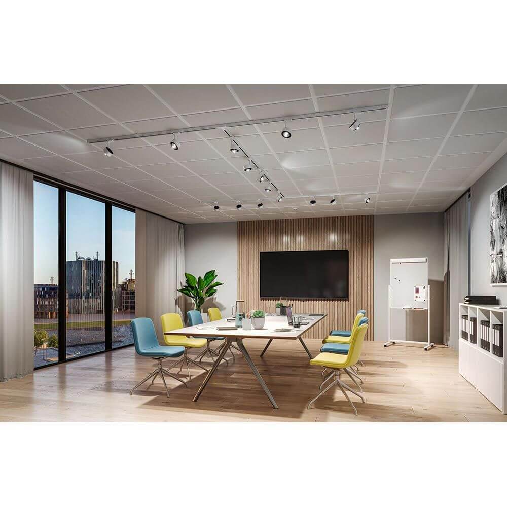 Modernes Büro mit ProRail3 LED Schienenspot Aldan Weiß, Schwarz, elegantes Design und helle Beleuchtung.