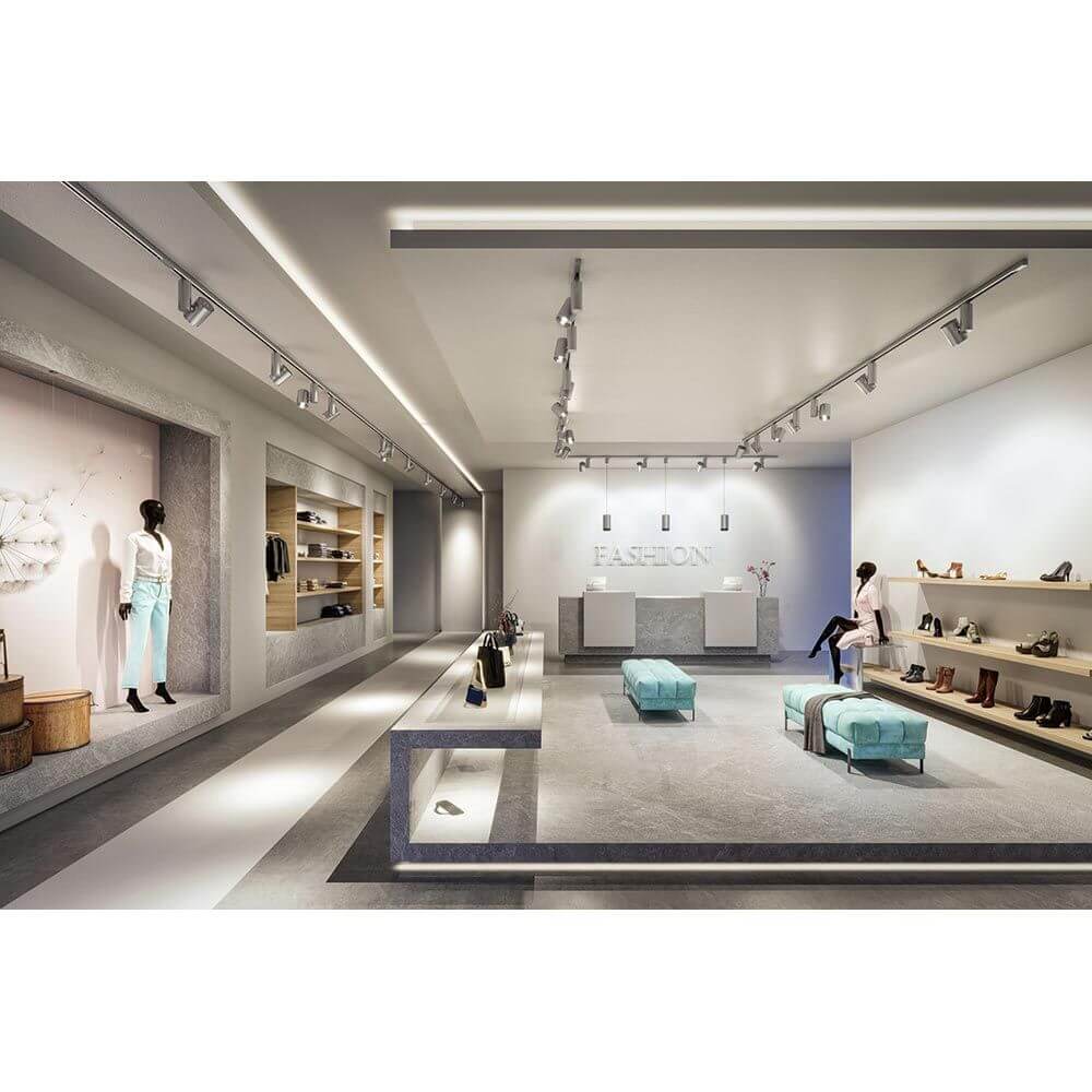 Innenansicht eines modernen Modegeschäfts mit eleganter Beleuchtung und stilvollen Regalen.