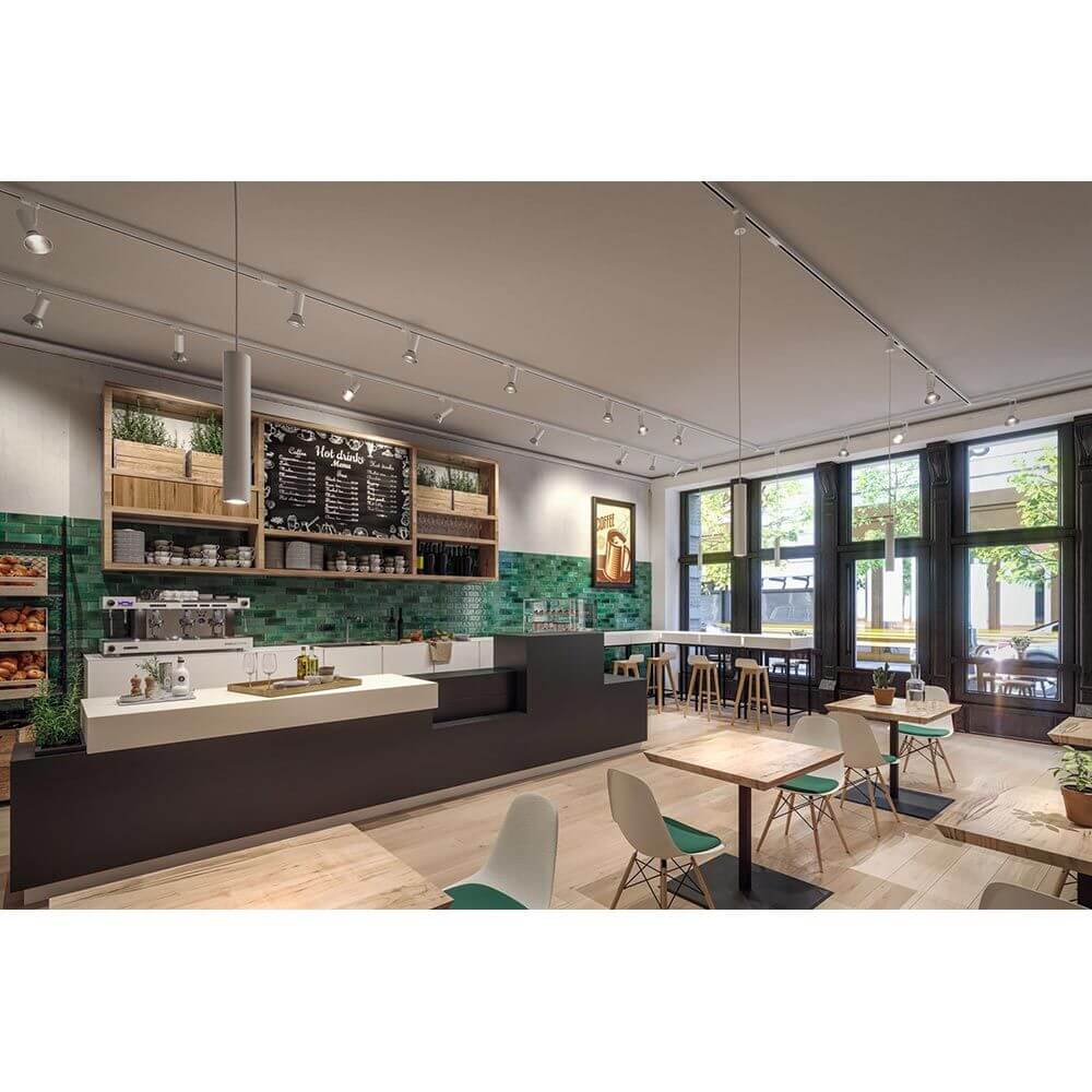 Moderne Café-Umgebung mit Holzstühlen, einem stilvollen Tresen und kreativer Wanddekoration.