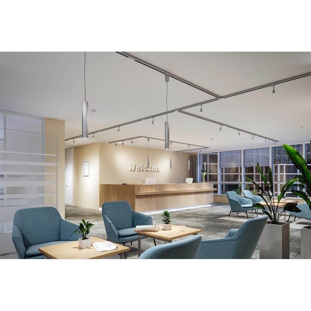 Moderne Empfangshalle mit ProRail3 Beleuchtung und gemütlichen Sitzbereichen.