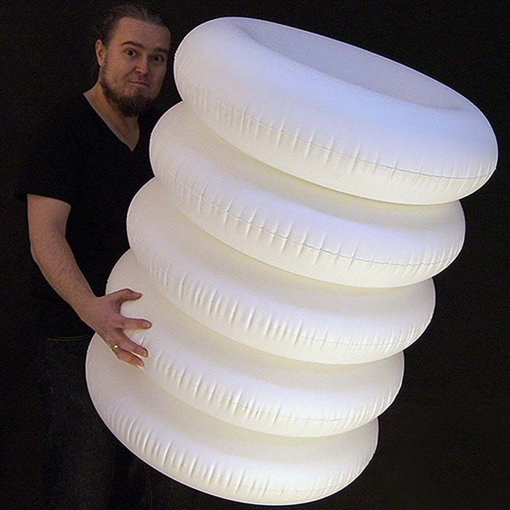 Big Puff Design-Stehleuchte 65 mit flexiblen Ringen in einem modernen Design.