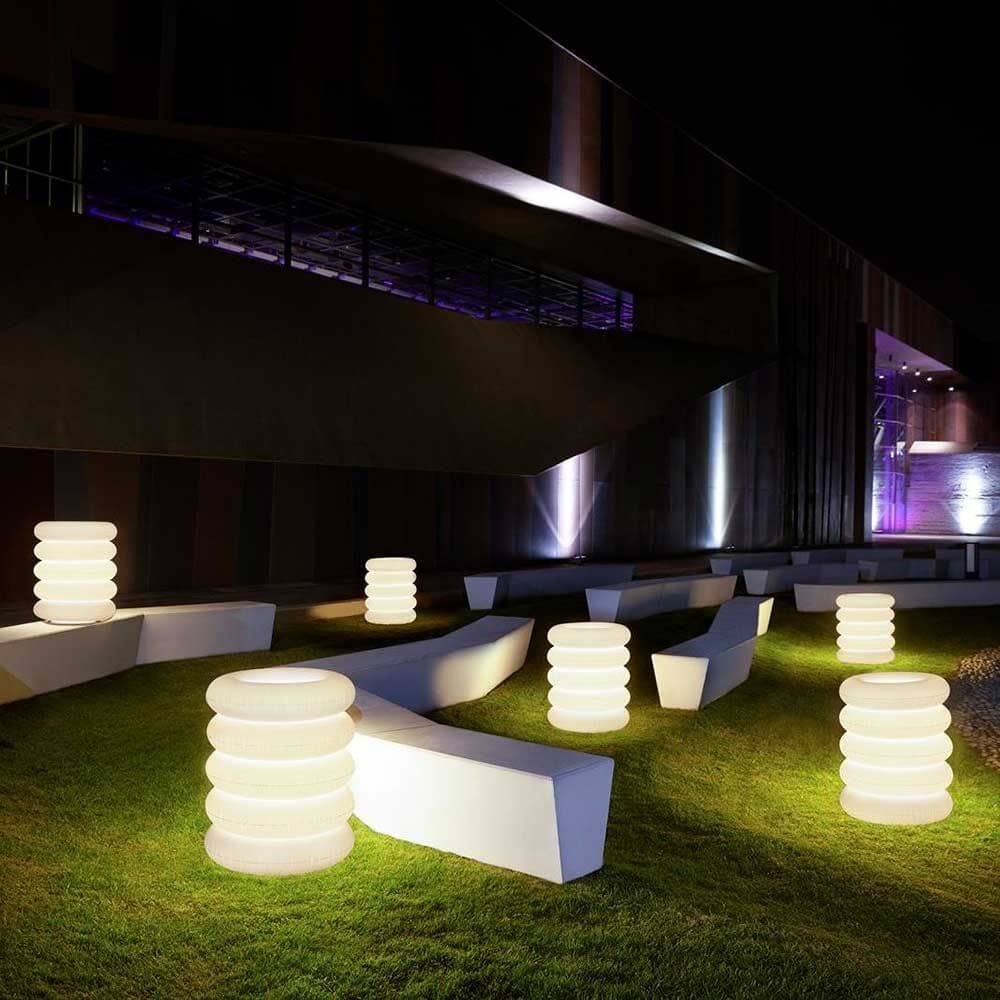 Puff-Buff Big Puff Outdoor Stehleuchte 80 im Außenbereich bei Nacht, sanftes diffuses Licht auf Grünflächen.