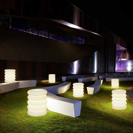 Puff-Buff Big Puff Outdoor lampe sur pied 80 en extérieur la nuit, lumière diffuse douce sur les espaces verts.
