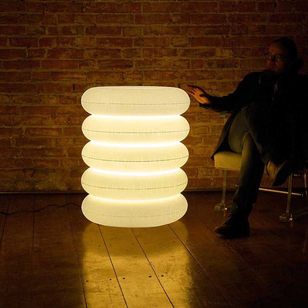 Big Puff Outdoor Stehleuchte 80, große Lampe mit diffuses Licht in modernem Design.