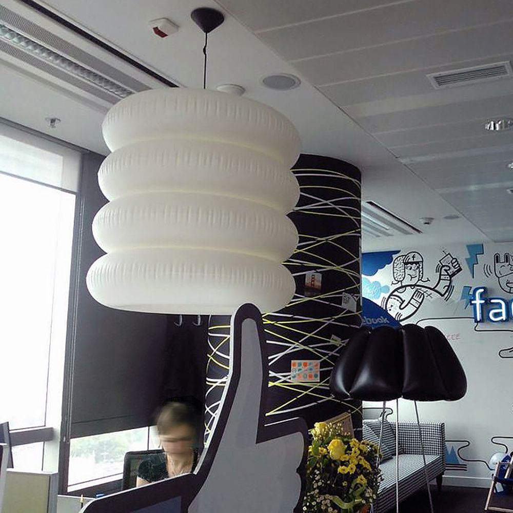Big Puff Stehleuchte 80 in einem modernen Büro mit diffusem Licht und luftiger Form.