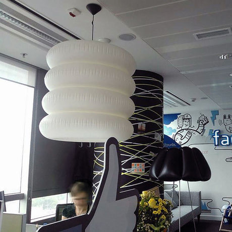 Big Puff Stehleuchte 80 in einem modernen Büro mit diffusem Licht und luftiger Form.