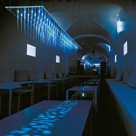 Bluegrass Design-Pendelleuchte 120 im modernen Interior mit blauem Licht in einem stilvollen Raum.