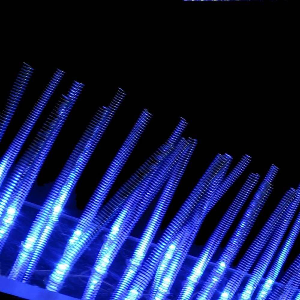 Nahe Sicht auf die flexiblen Edelstahl-Diffusoren der Bluegrass Pendelleuchte in blauem Licht.